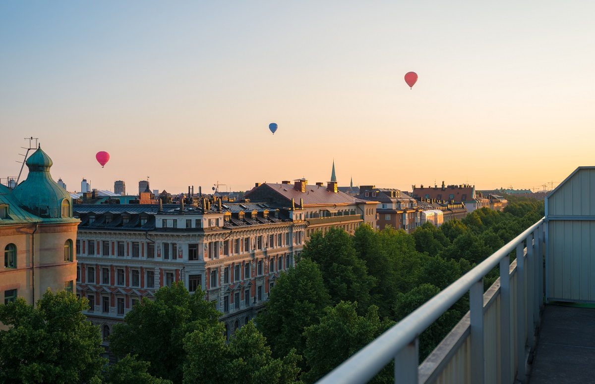 stockholm-sunset-penthouse-balcony-with-hot-air-balloons